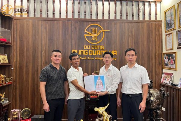 Khách đến làm Hợp Đồng đúc tượng Cụ Tổ cao 122,5cm