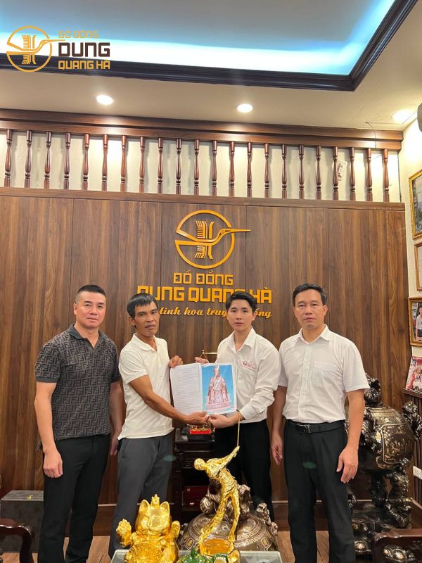 Khách đến làm Hợp Đồng đúc tượng Cụ Tổ cao 122,5cm