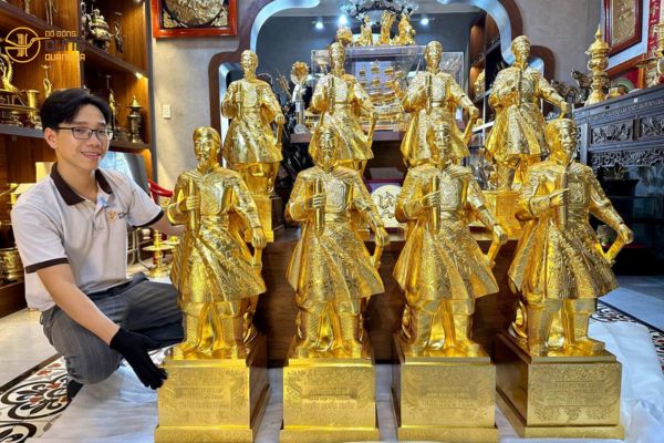 Hoàn thiện 8 tượng Trần Hưng Đạo dát vàng 70 và 90 cho doanh nghiệp làm quà tặng