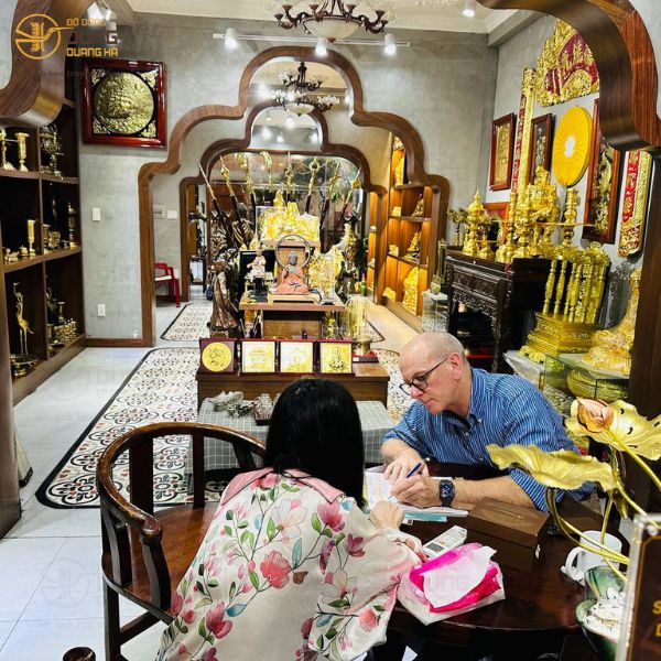 Chi nhánh Sài Gòn đón vị khách nước ngoài đến thỉnh tượng Phật