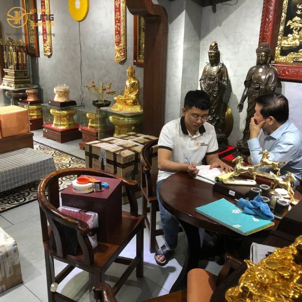 Đại sứ Campuchia đến chi nhánh Sài Gòn mua quà tặng thuyền buồm - quả trống làm quà tặng Thủ tướng Campuchia