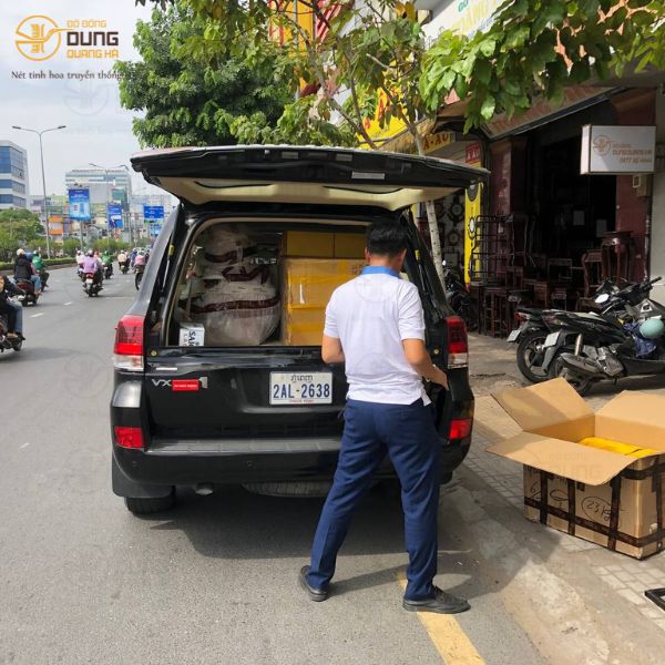 Đại sứ Campuchia đến chi nhánh Sài Gòn mua quà tặng thuyền buồm - quả trống làm quà tặng Thủ tướng Campuchia