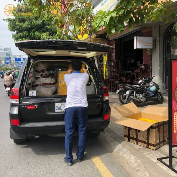 Đại sứ Campuchia đến chi nhánh Sài Gòn mua quà tặng thuyền buồm - quả trống làm quà tặng Thủ tướng Campuchia