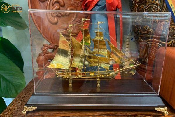 Giao Tranh Trống Đồng và Thuyền Buồm Mạ Vàng cho khách ở Hà Nội