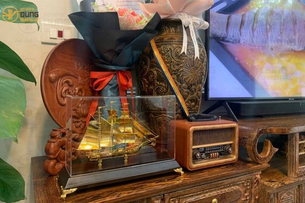 Giao Tranh Trống Đồng và Thuyền Buồm Mạ Vàng cho khách ở Hà Nội
