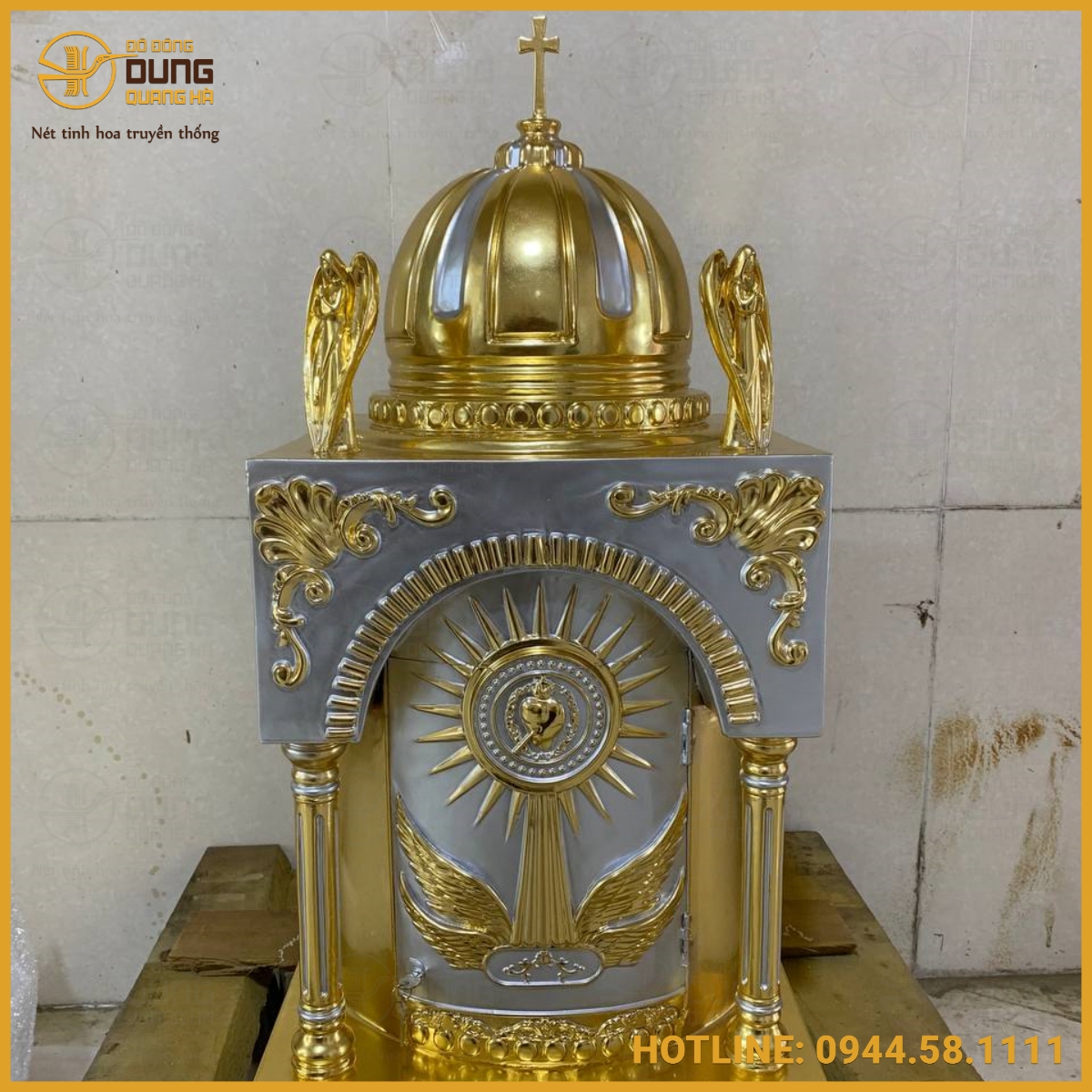 Lầu công giáo bằng đồng dát điểm vàng
