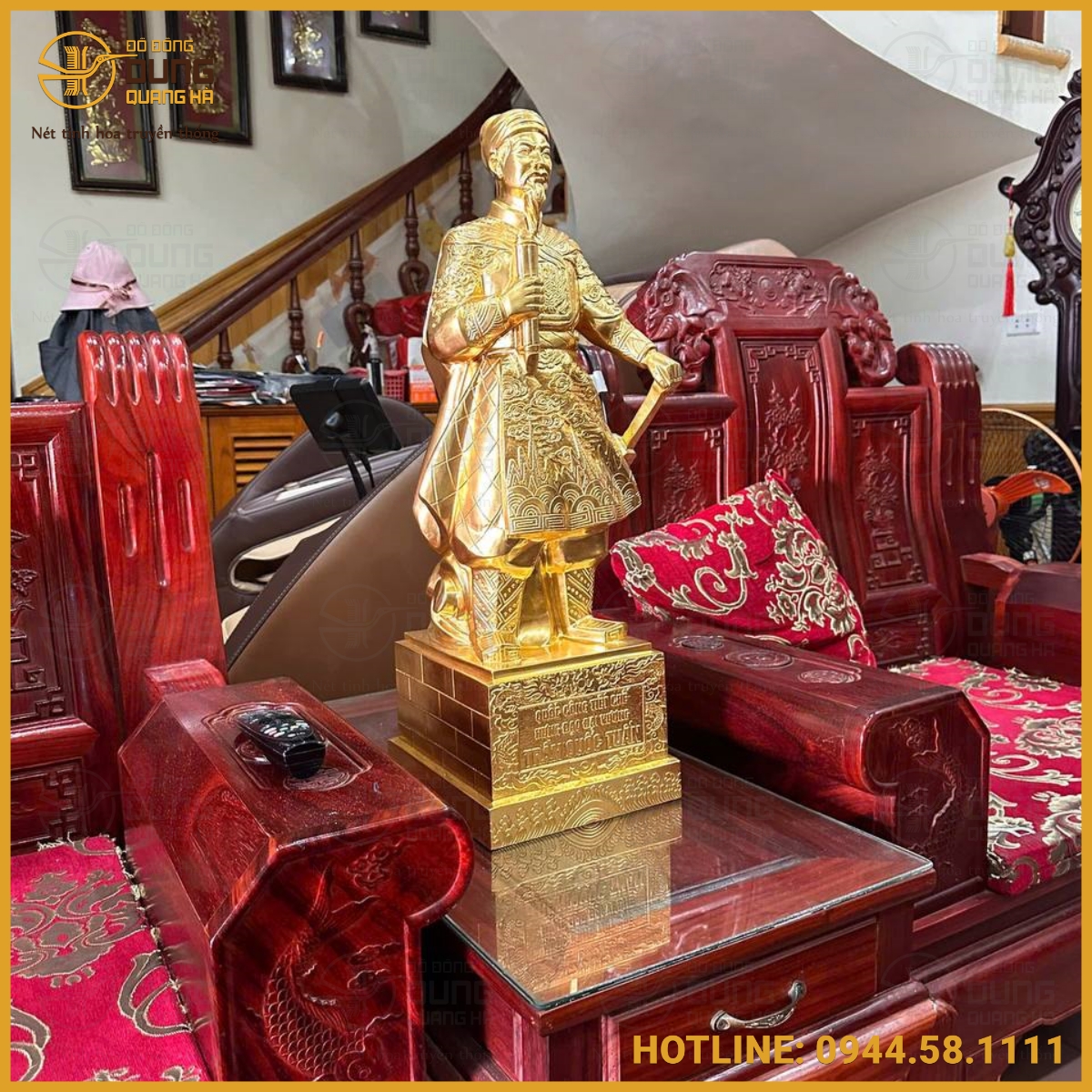 Bàn giao tượng Trần Quốc Tuấn 70cm dát vàng cày nổi trước sau khách Phú Thọ