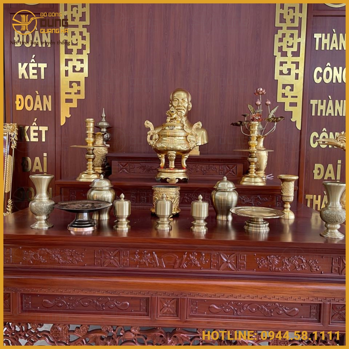 Khách hàng tham khảo đồ thờ bằng đồng