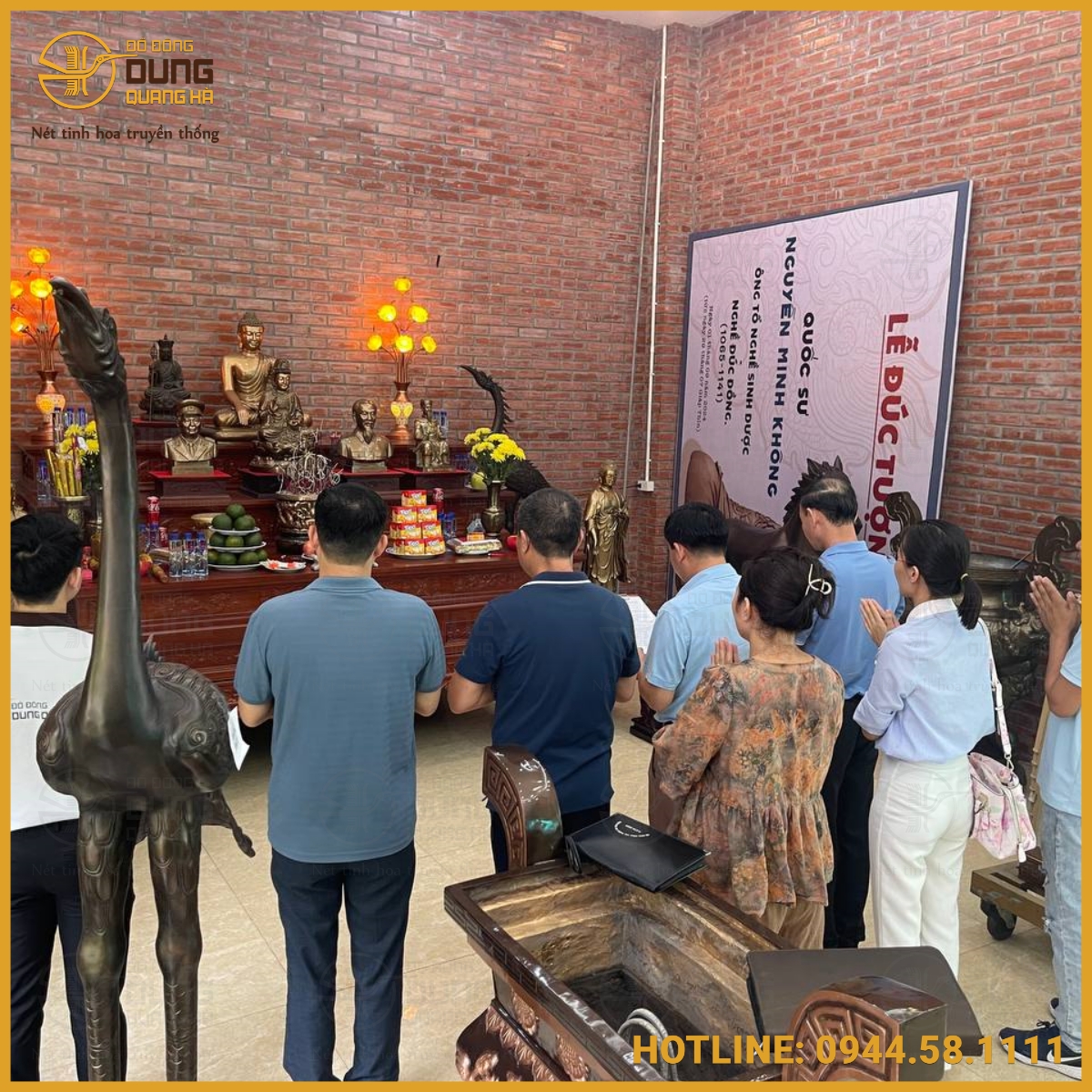 Khách ở Bộ Tư Lệnh Cảnh Sát Biển về xưởng làm lễ, thả vàng đúc tượng Bác Hồ 80cm và tham khảo đồ thờ cho ban thờ Bác Hồ