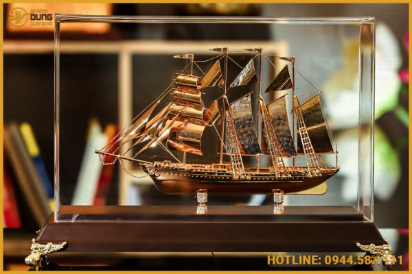 Mô hình thuyền buồm mạ vàng