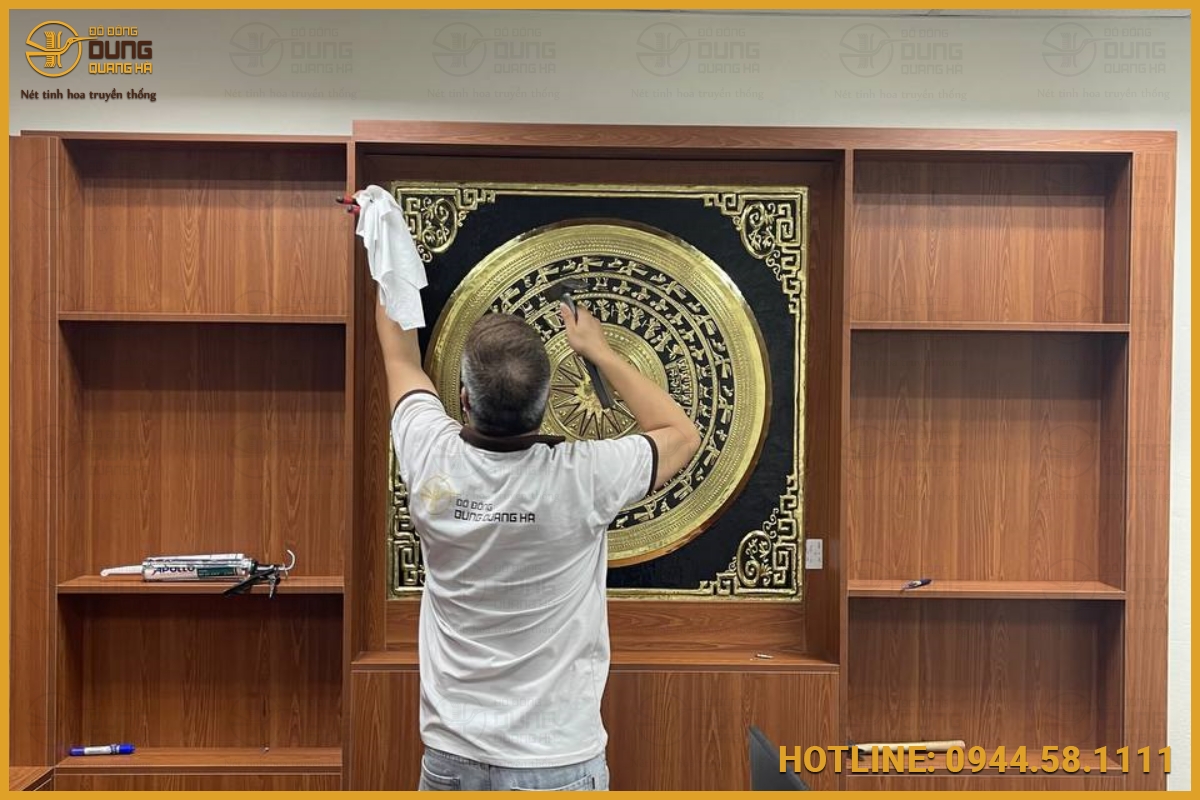 Bàn giao lắp đặt tranh mặt trống ĐK 80cm đồng vàng khung liền đồng tại Duy Tân, Cầu Giấy, Hà Nội