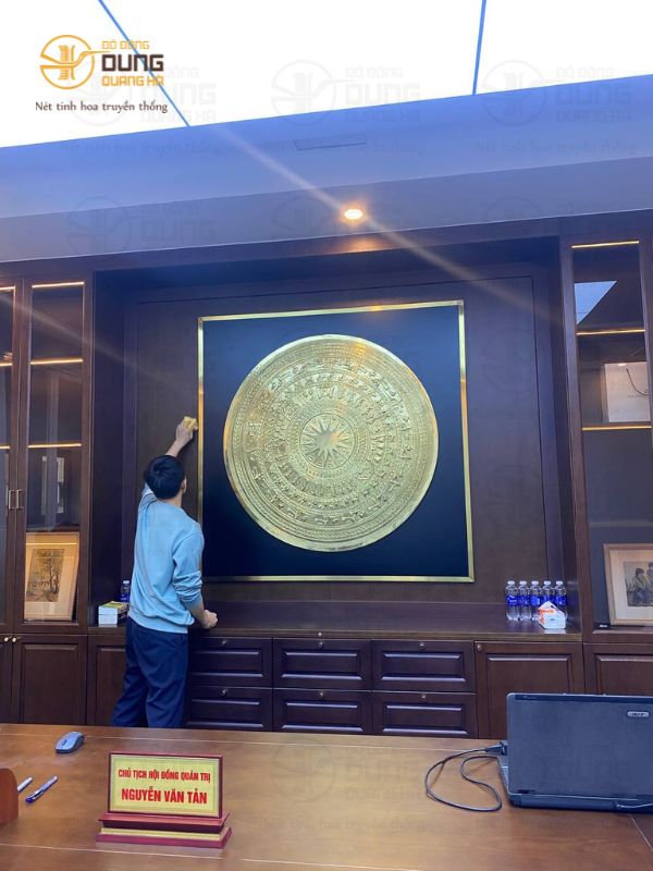 Lắp đặt mặt trống đồng vàng 1m2 cho khách tại Hà Nội
