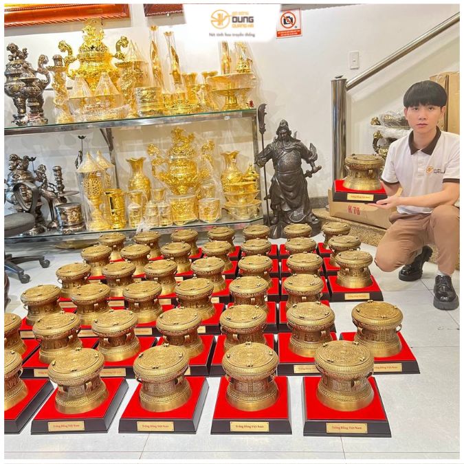 Hoàn thiện 40 quả trống đồng giả cổ cho khách làm quà tặng đối tác nước ngoài