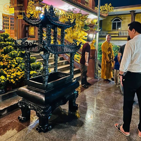 Đồ đồng Dung Quang Hà giao lư hương tại tu viện Vĩnh Đức - Sài Gòn
