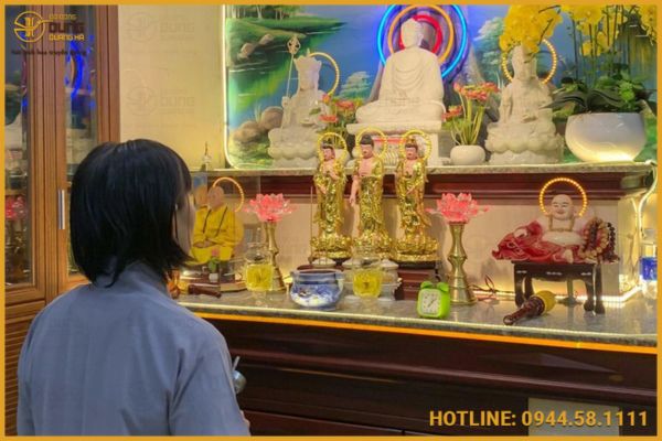 Giải Đáp: Tụng Kinh Trước Bàn Thờ Gia Tiên Có Được Không?