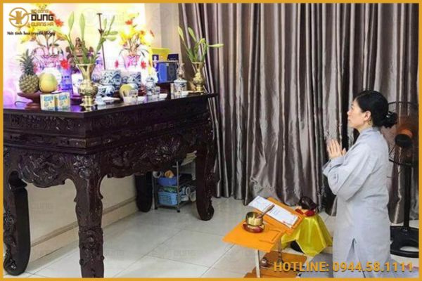 Giải Đáp: Tụng Kinh Trước Bàn Thờ Gia Tiên Có Được Không?