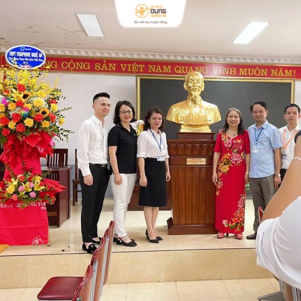 Lắp đặt Bác Hồ bán thân kích thước 80cm mạ vàng 24K cho khách Nghệ An tặng thầy cô ngày 20/11