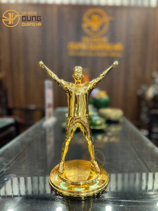 Quà trình đúc tượng chân dung nhỏ làm quà lưu niệm