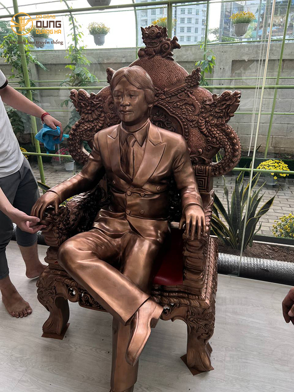 Hoàn thiện và lắp đặt 2 pho tượng chân dung cao 1m60 cho khách tại Tp. Hồ Chí Minh