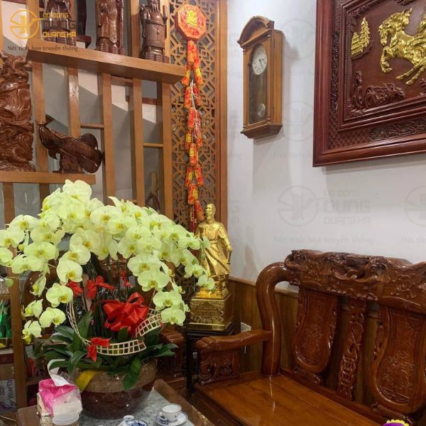 Khách tới lựa chọn tượng Trần Hưng Đạo 70cm, 90cm dát vàng tại cơ sở Sài Gòn 