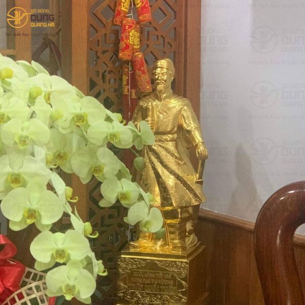 Khách tới lựa chọn tượng Trần Hưng Đạo 70cm, 90cm dát vàng tại cơ sở Sài Gòn 