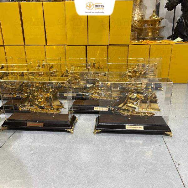 Xuất 100 mô hình thuyền quà tặng cho khách TTVN GROUP