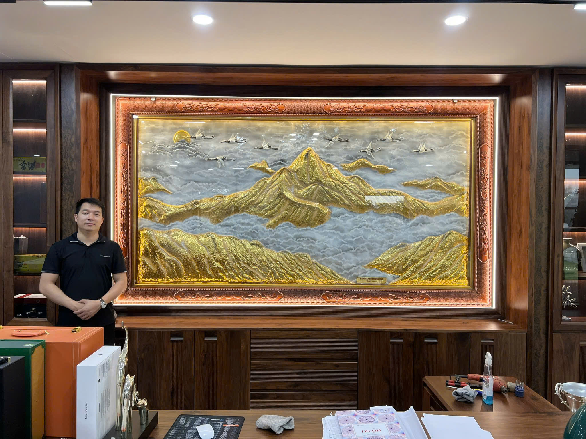 Hoàn thiện và lắp đặt tranh núi vàng mây bạc bằng đồng tại Thái Nguyên