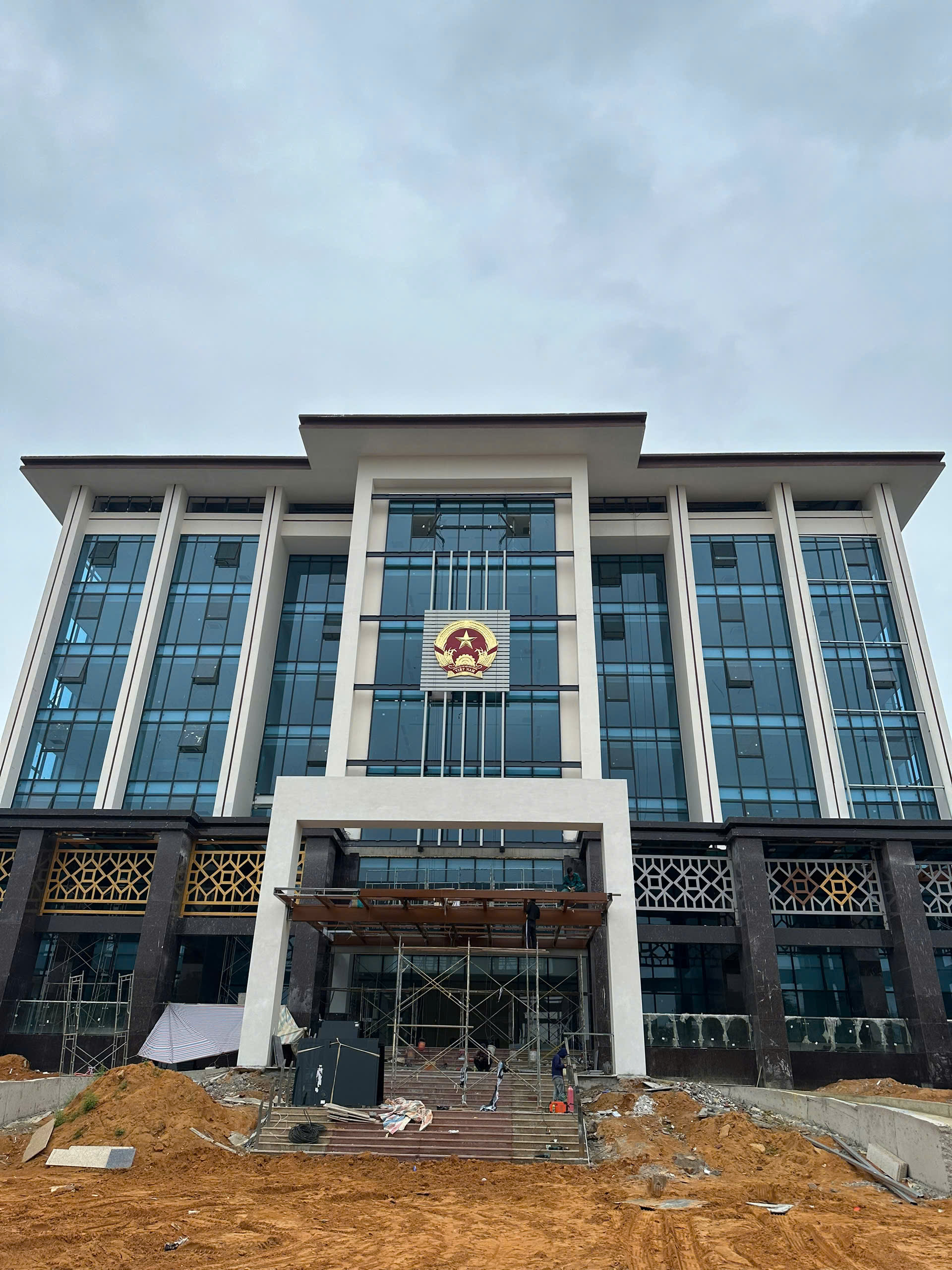 Bàn giao và lắp đặt Quốc huy bằng đồng 3m x 3m tại trụ sở UBND TP. Đông Hà – Quảng Ngãi.