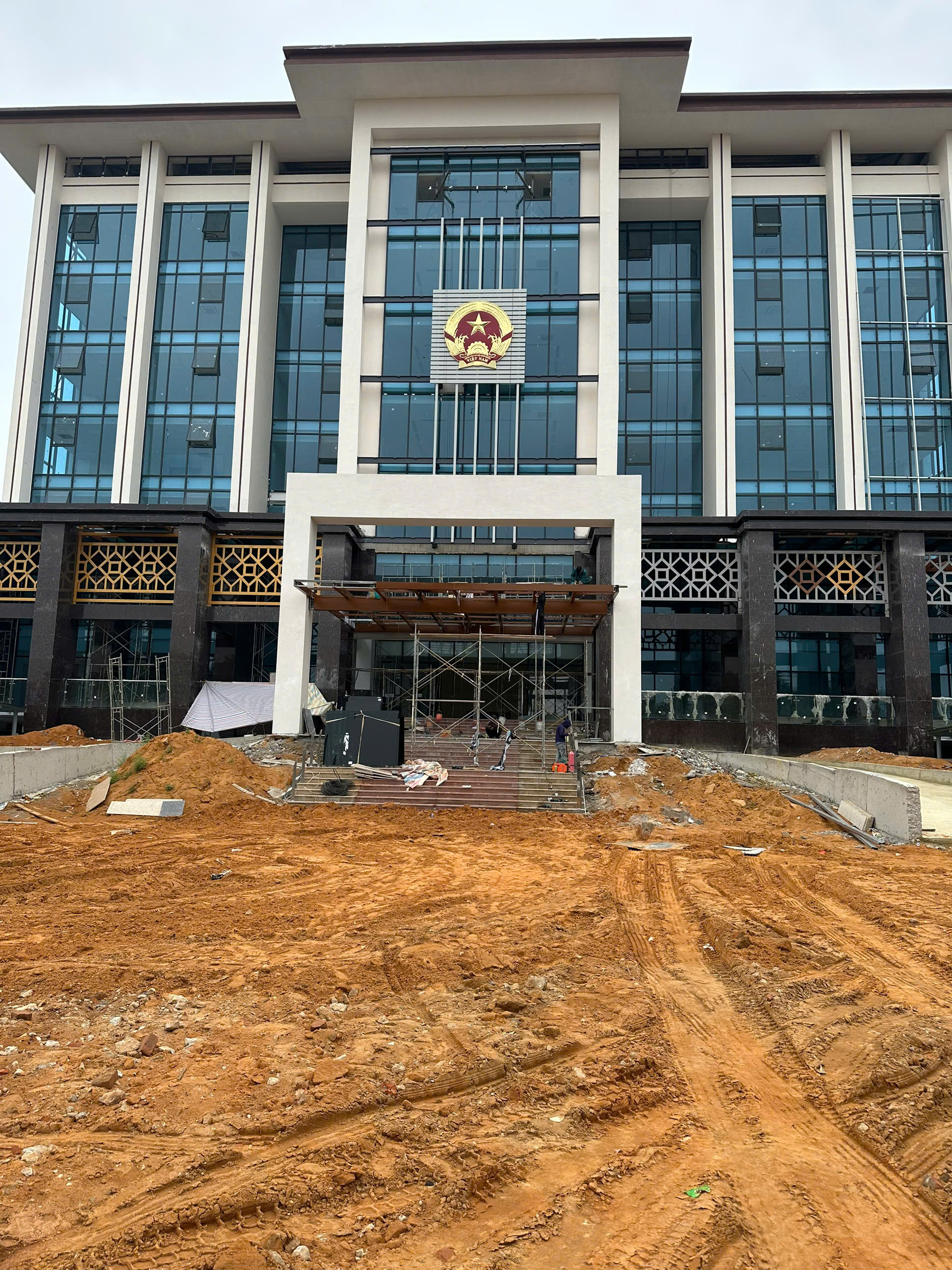 Bàn giao và lắp đặt Quốc huy bằng đồng 3m x 3m tại trụ sở UBND TP. Đông Hà – Quảng Ngãi.