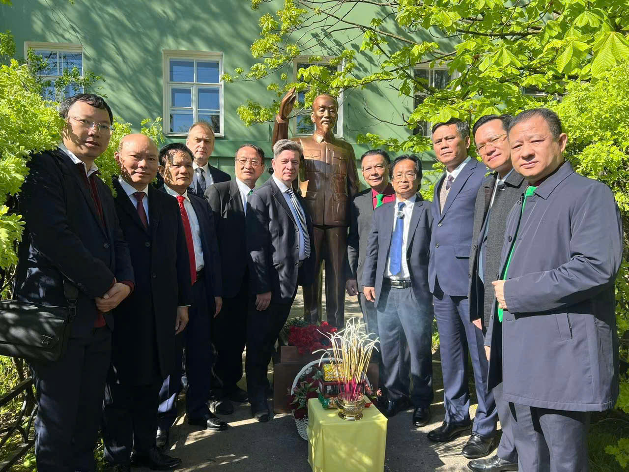 Đồ đồng Dung Quang Hà bàn giao bức Tượng Bác Hồ chuyển sang nước Nga