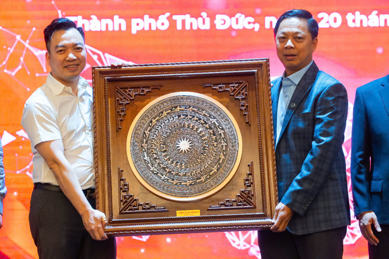 Đồ đồng Dung Quang H&agrave; b&agrave;n giao mặt trống đồng đỏ cho tập đo&agrave;n Thi&ecirc;n Kh&ocirc;i