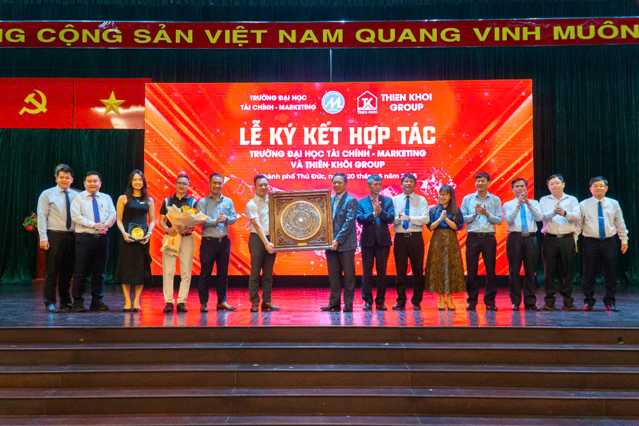 Đồ đồng Dung Quang H&agrave; b&agrave;n giao mặt trống đồng đỏ cho tập đo&agrave;n Thi&ecirc;n Kh&ocirc;i