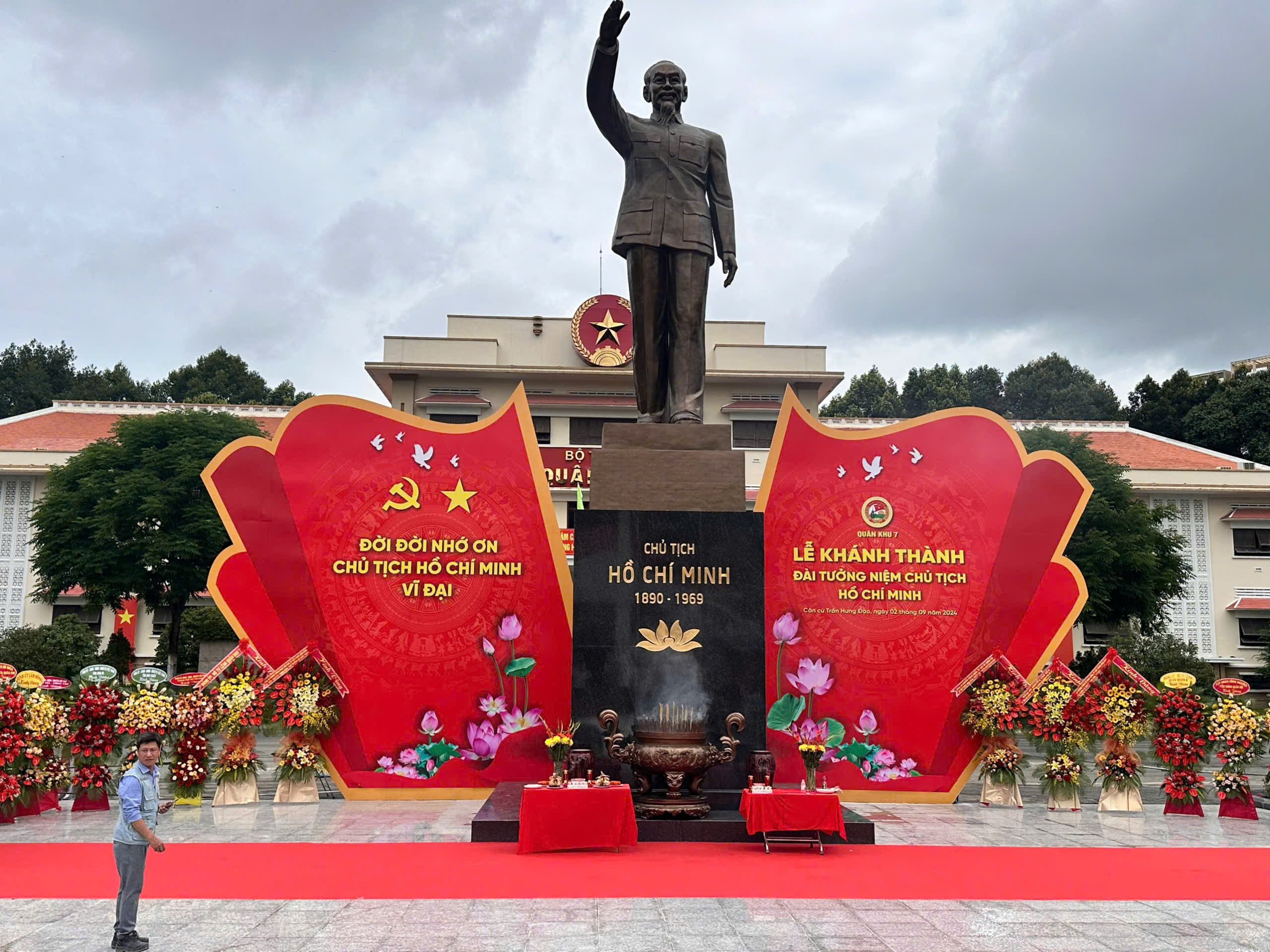 Toàn cảnh quá trình sản xuất và lắp đặt tượng Bác Hồ cao 8m