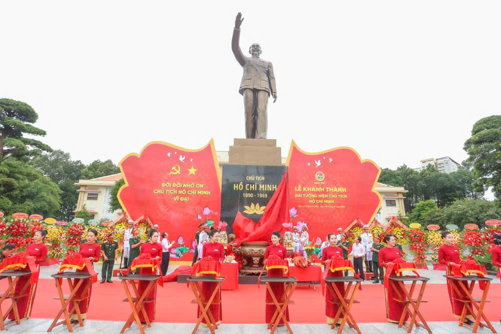 Toàn cảnh quá trình sản xuất và lắp đặt tượng Bác Hồ cao 8m