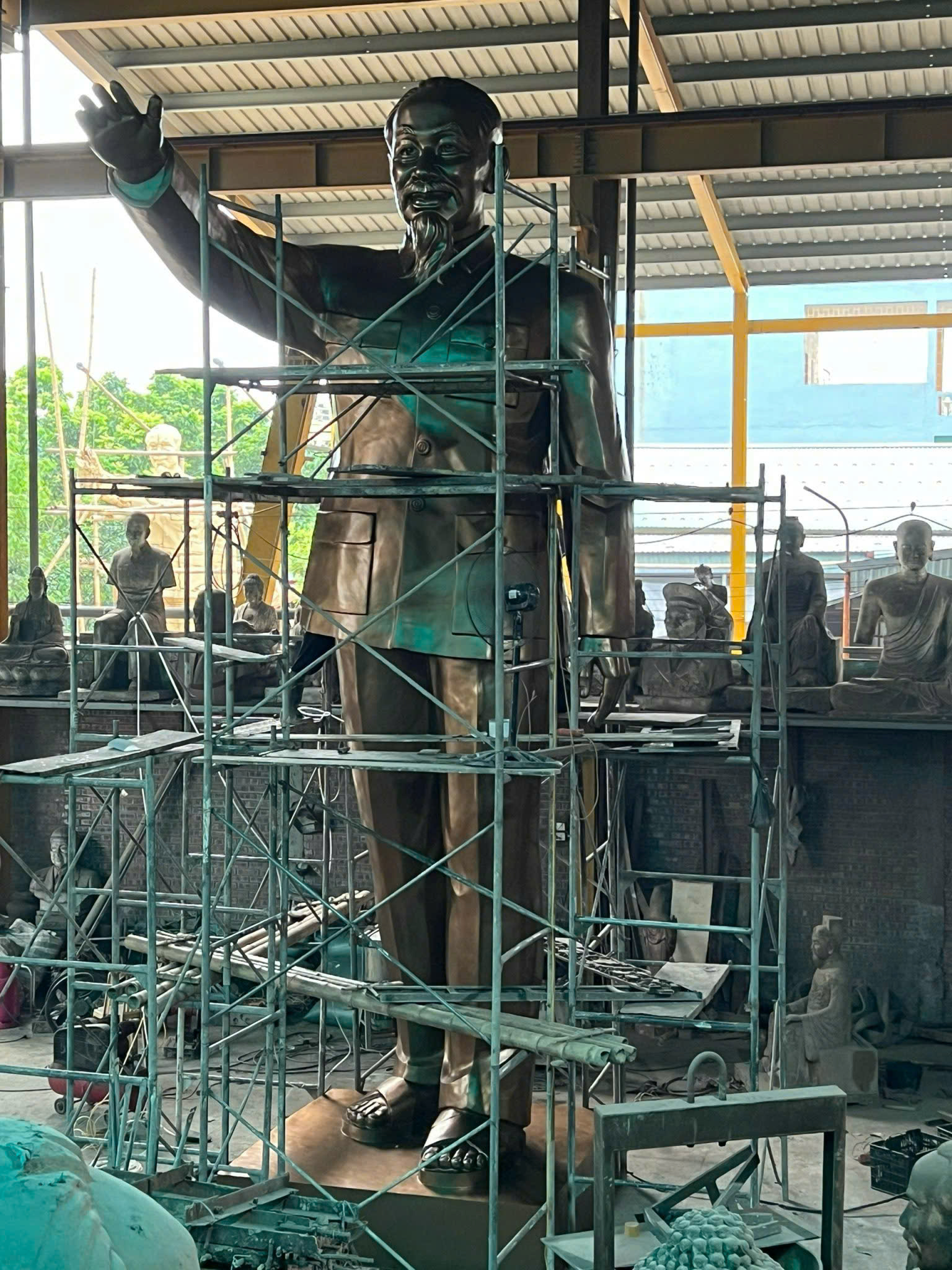 Toàn cảnh quá trình sản xuất và lắp đặt tượng Bác Hồ cao 8m