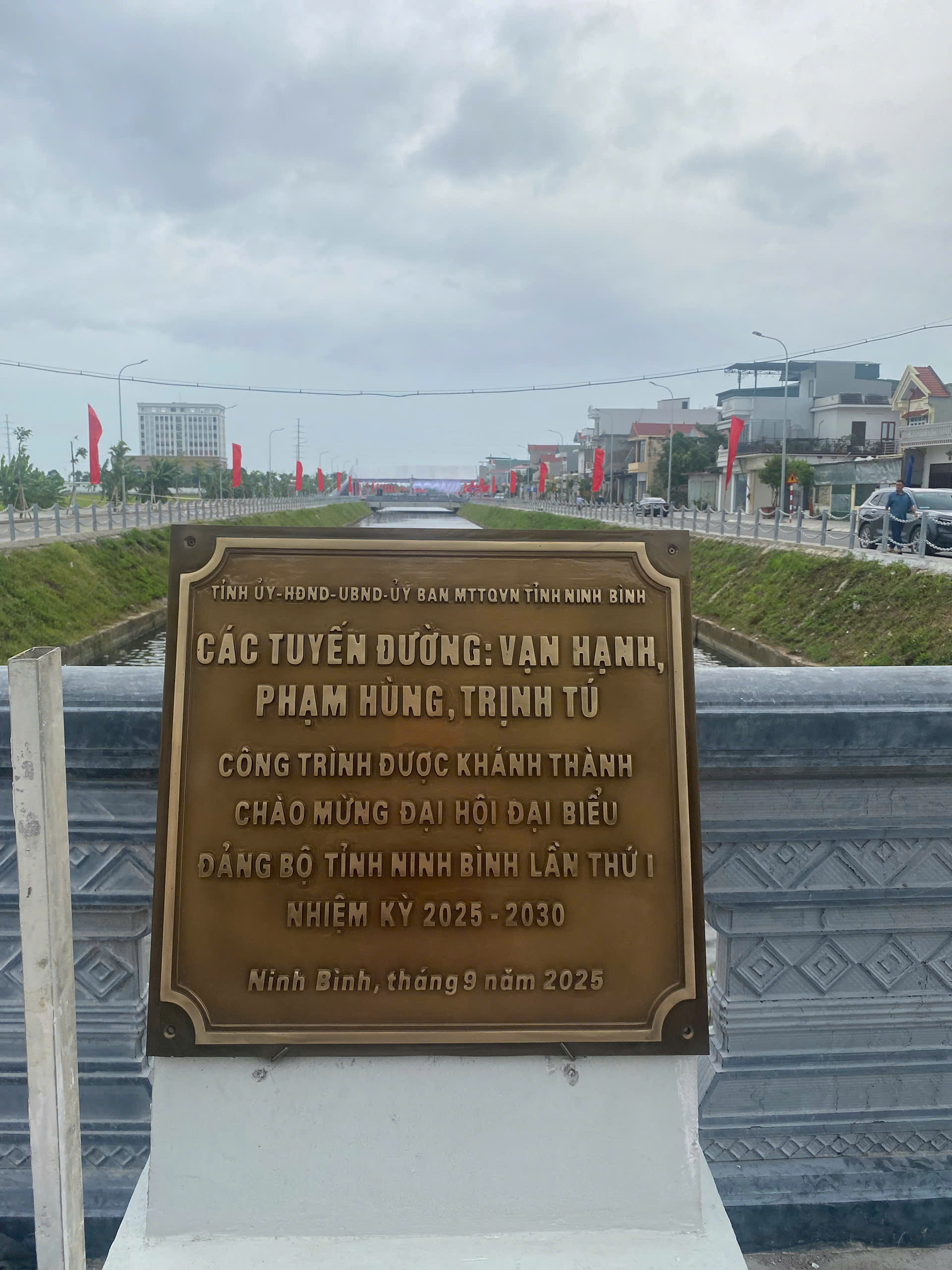 Dung Quang H&agrave; b&agrave;n giao tranh đồng c&ocirc;ng tr&igrave;nh tuyến đường ven biển tỉnh Ninh B&igrave;nh