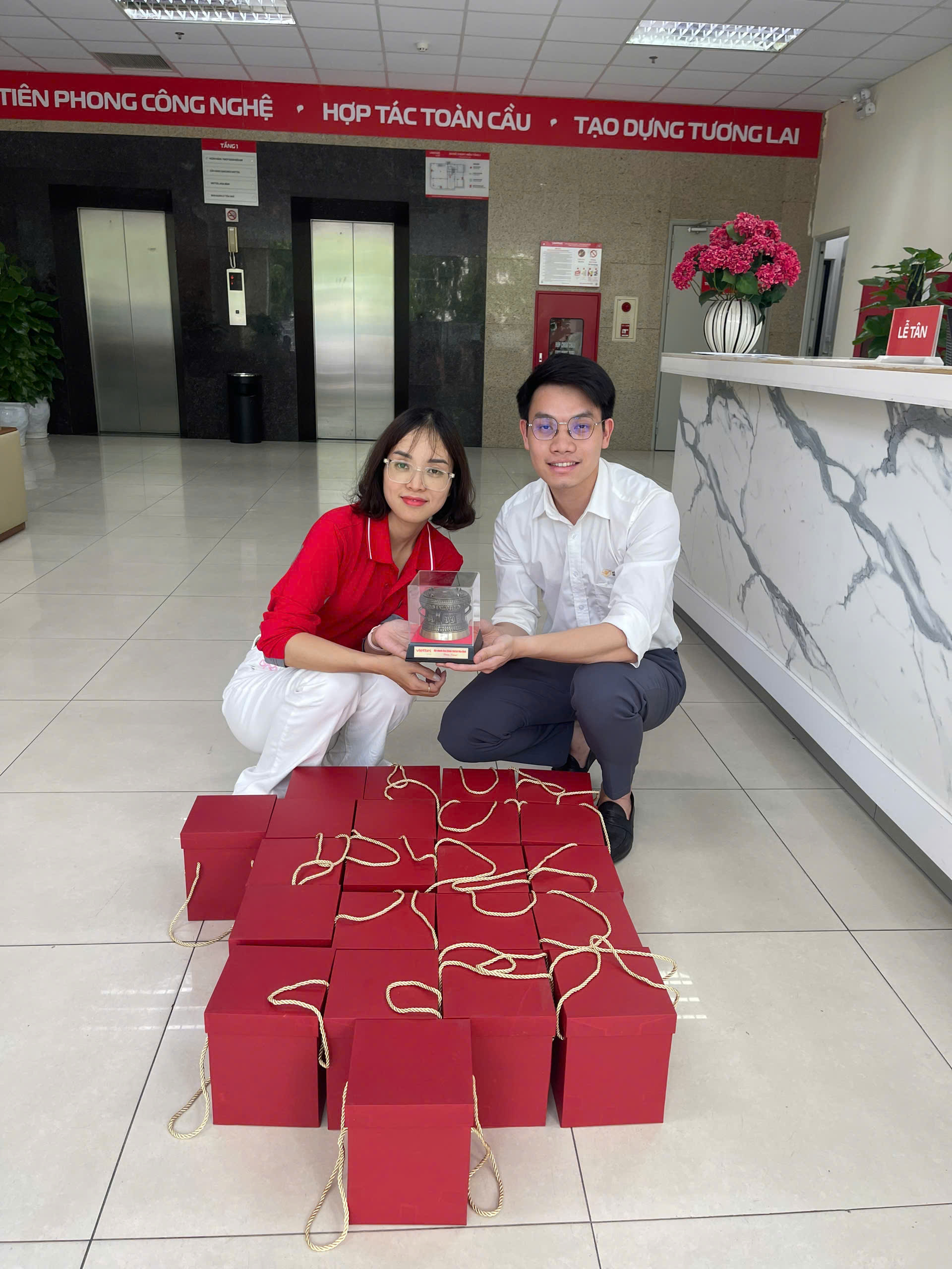 Đồ đồng Dung Quang Hà đã hoàn thành việc bàn giao 22 combo quả trống đồng 10cm tại trụ sở Viettel – Hòa Bình