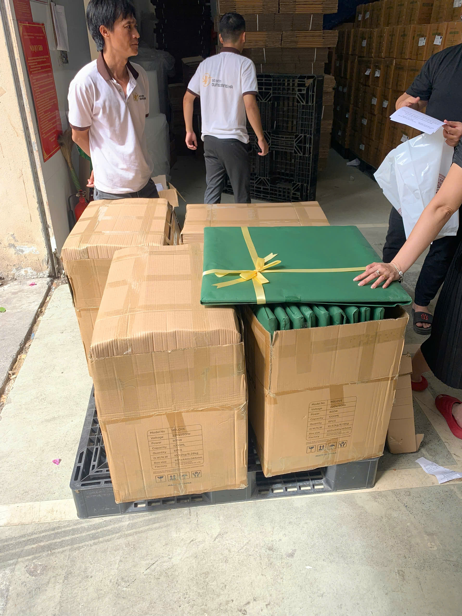 Đồ đồng Dung Quang Hà hoàn thiện và bàn giao 40 bức tranh chữ Lộc bằng đồng cho khách hàng tại Hà Nội