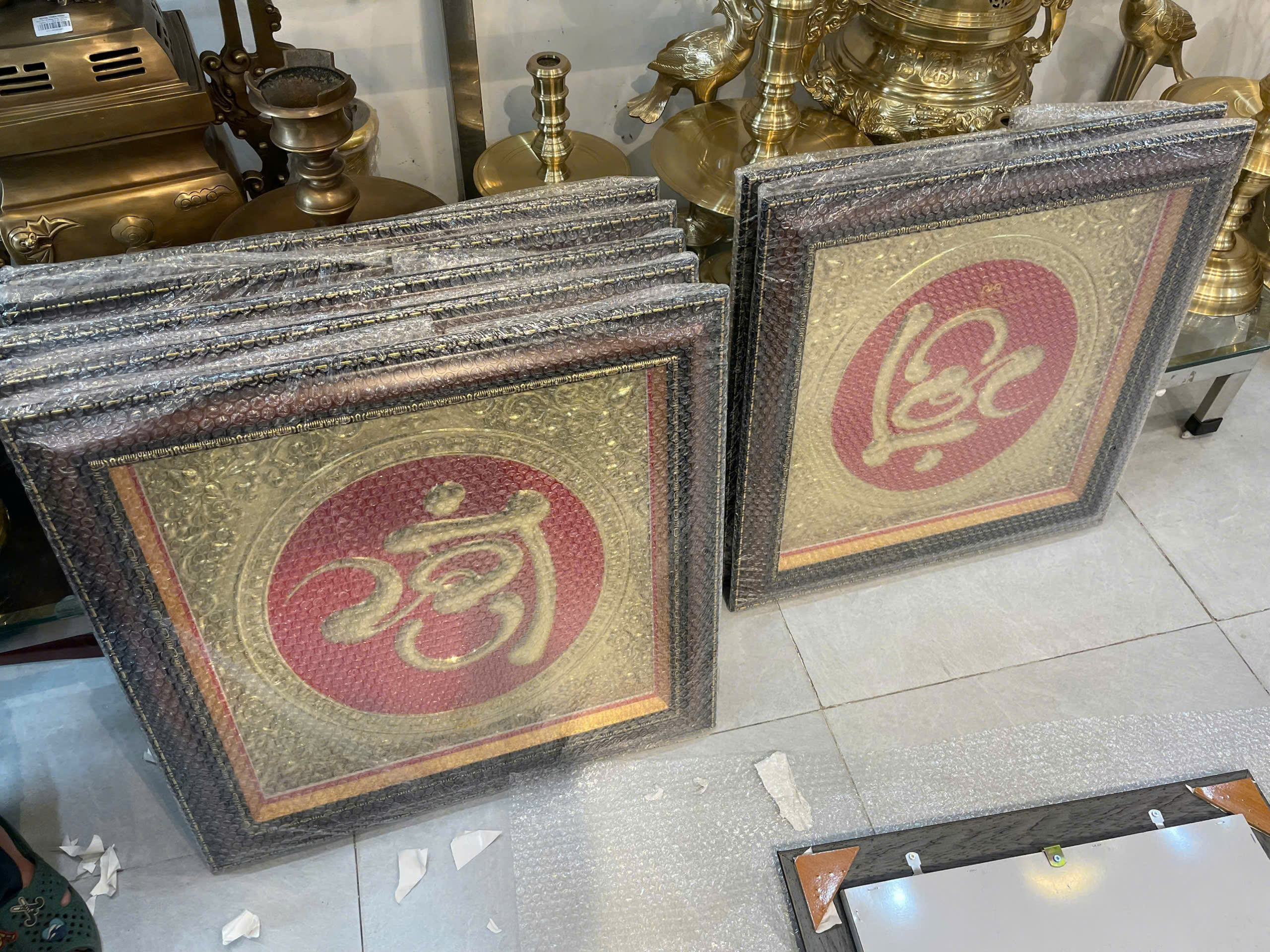 Đồ đồng Dung Quang Hà hoàn thiện và bàn giao 40 bức tranh chữ Lộc bằng đồng cho khách hàng tại Hà Nội