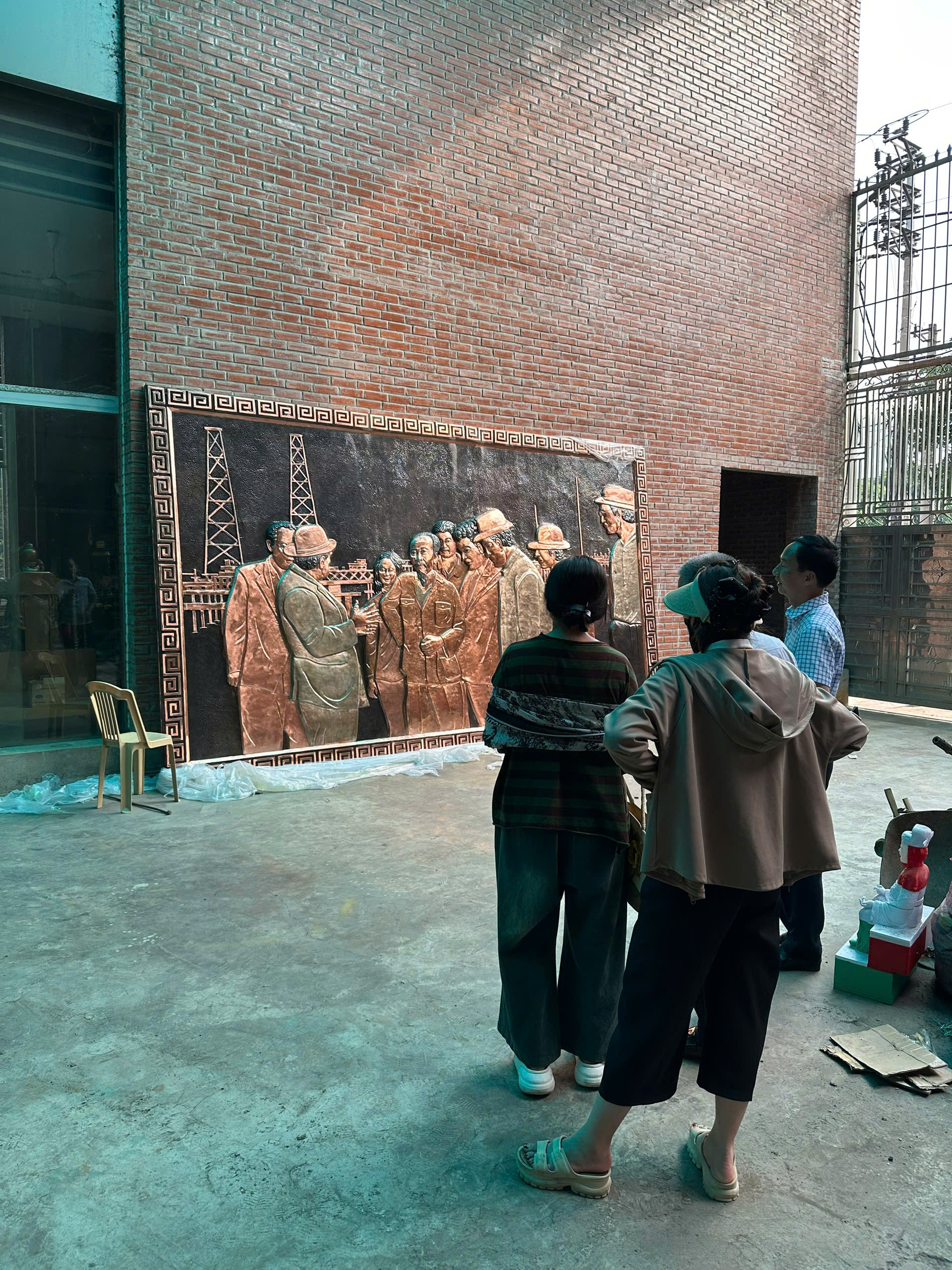 Hoàn thiện  bức tranh đồng khảm Chủ tịch Hồ Chí Minh thăm quan và làm việc tại dàn khoan dầu khí