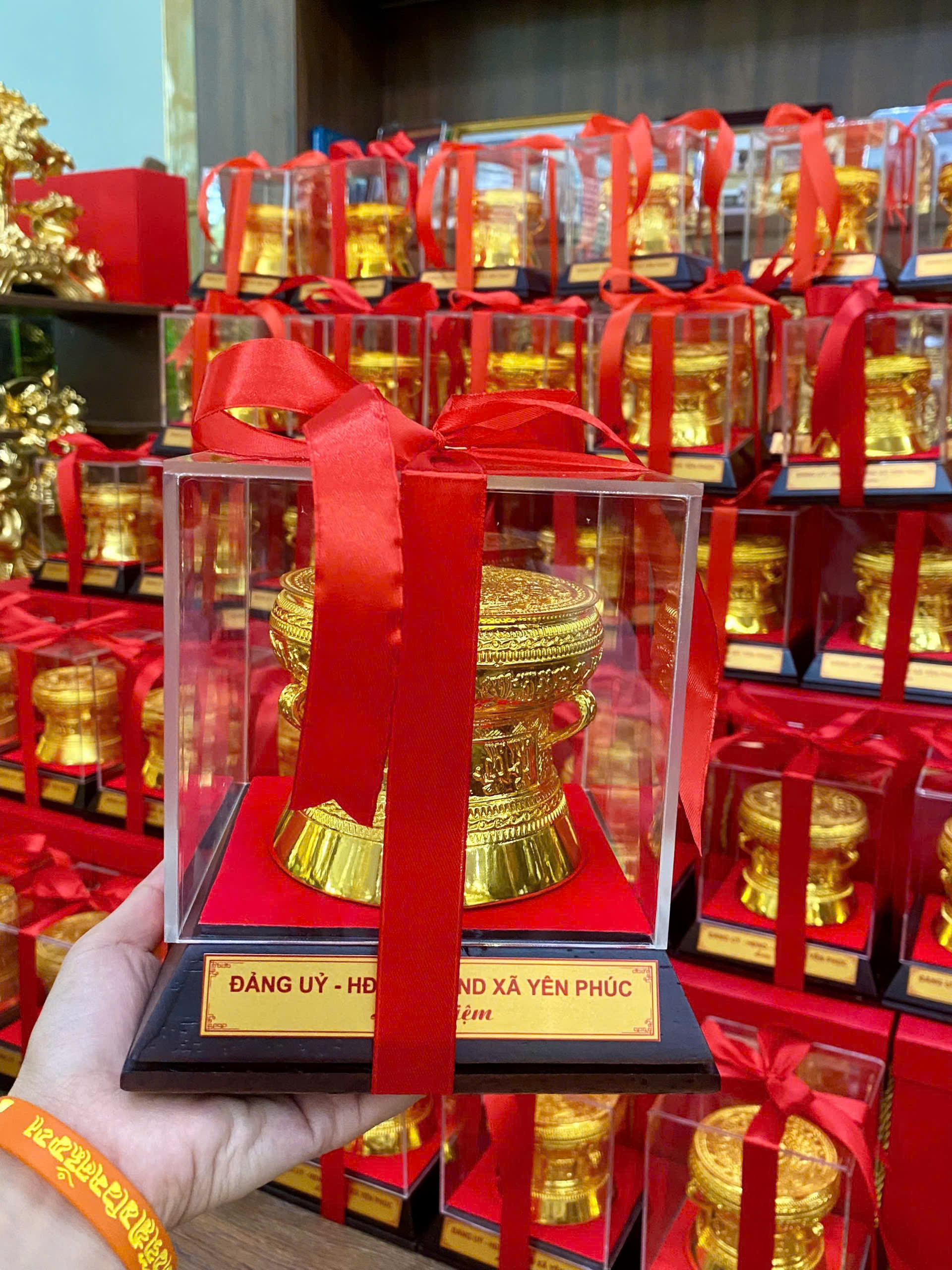 Đồ đồng Dung Quang Hà hoàn thiện và bàn giao 50 quả trống 10 mạ vàng cho UBND xã Yên Phúc