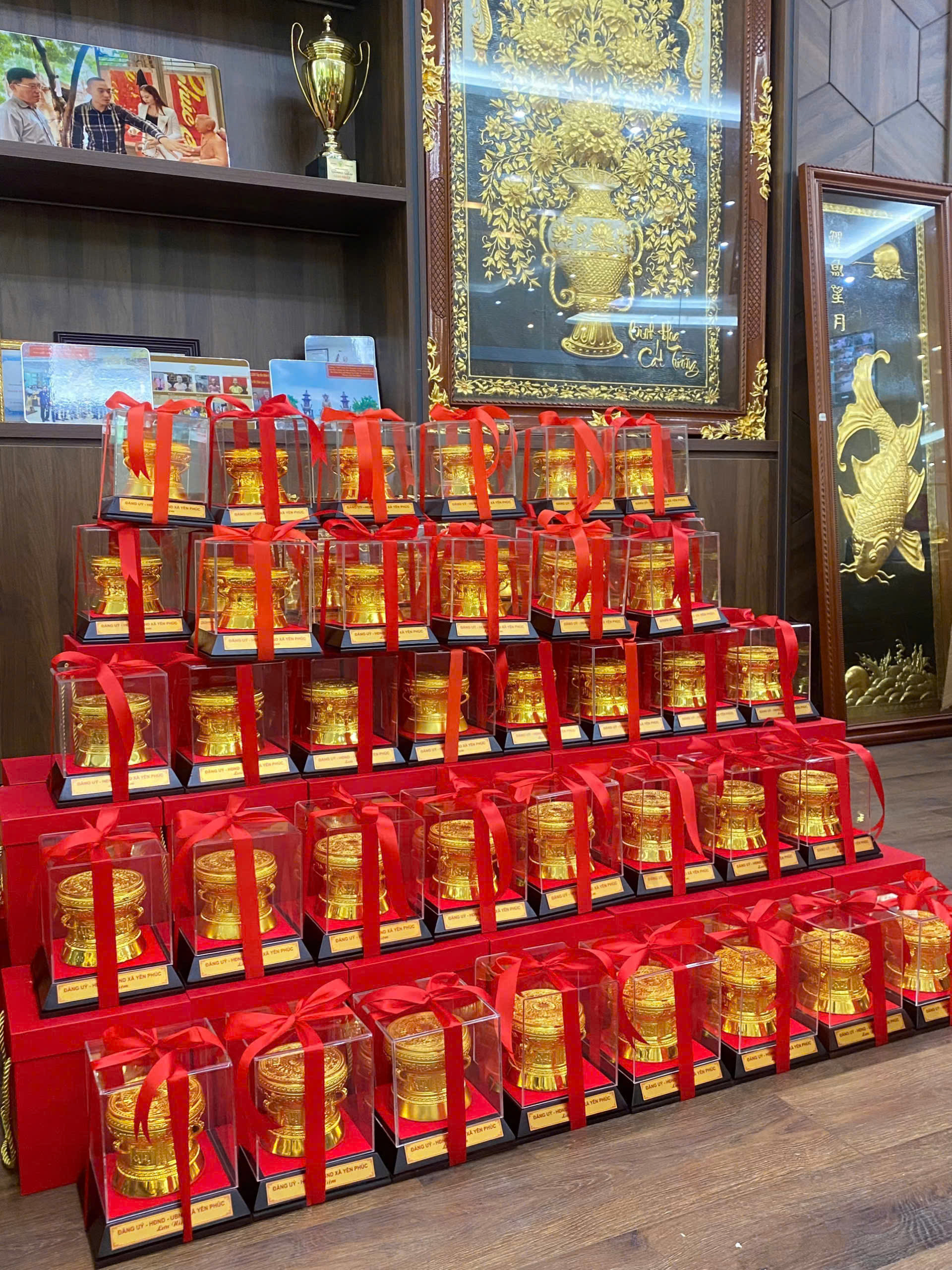 Đồ đồng Dung Quang Hà hoàn thiện và bàn giao 50 quả trống 10 mạ vàng cho UBND xã Yên Phúc