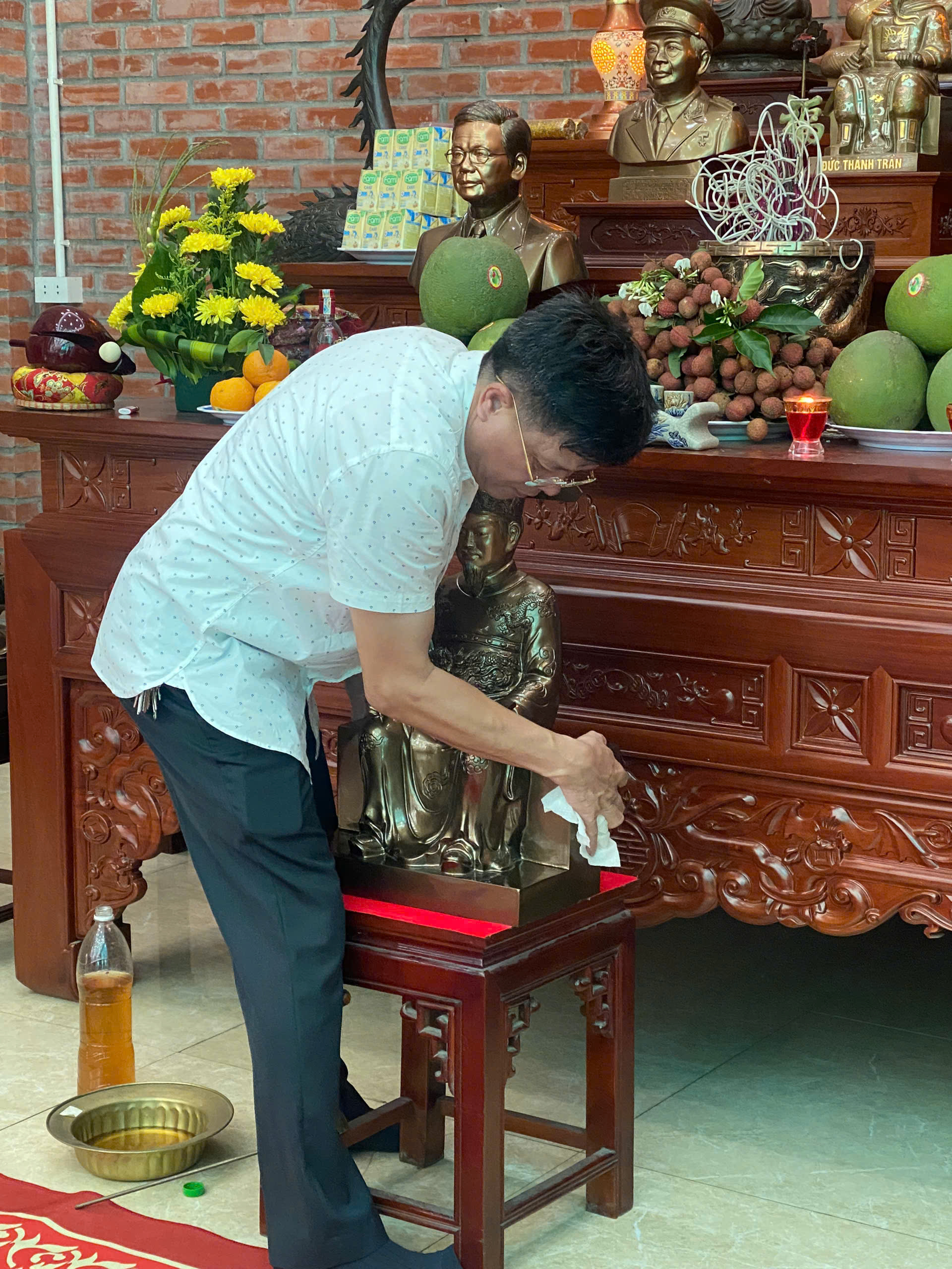 Họ Đặng tới xưởng Đồ đồng Dung Quang Hà để rước tượng Thủy Tổ về Hải Phòng