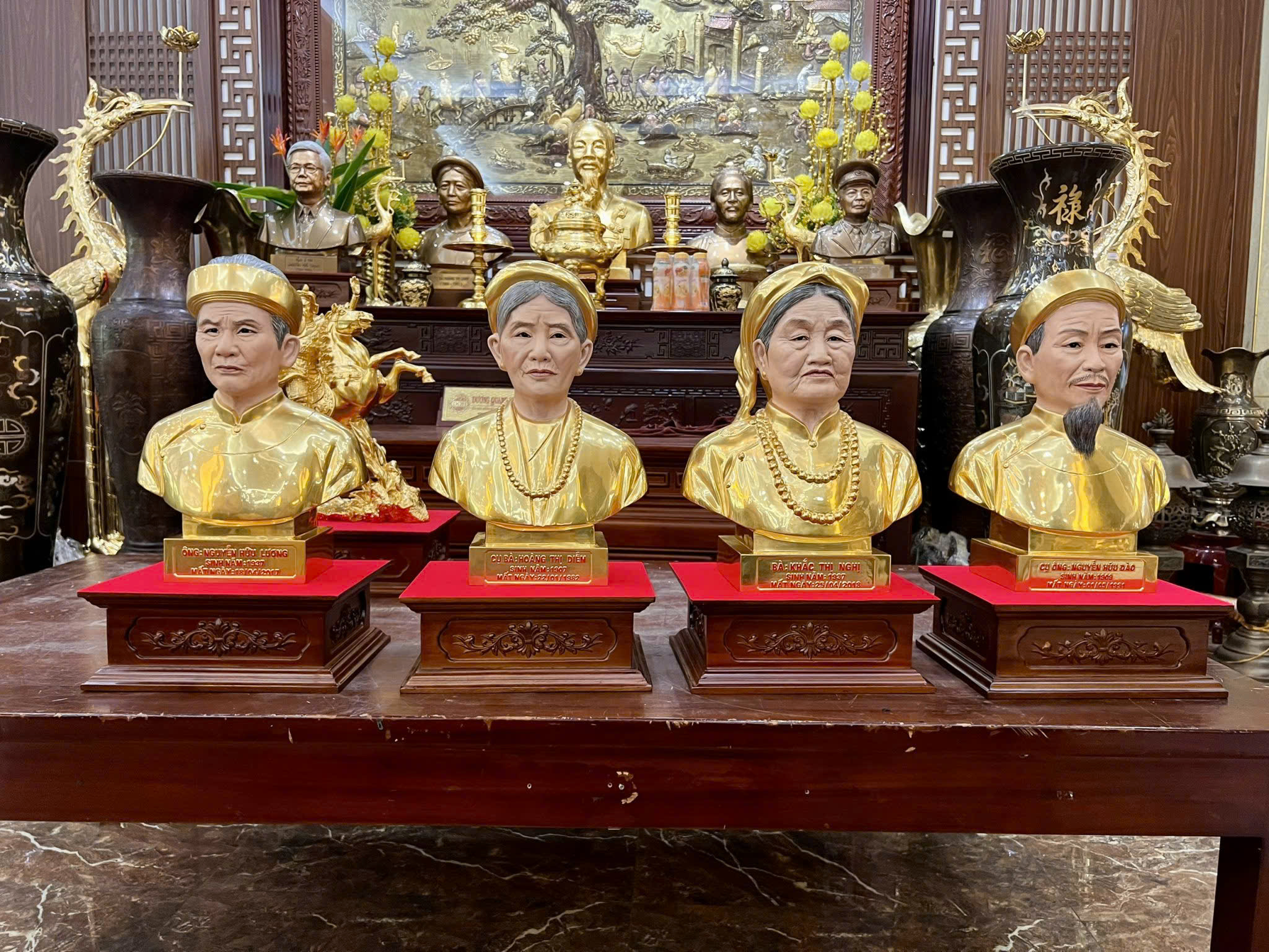 Đồ đồng Dung Quang H&agrave; ho&agrave;n thiện 4 pho tượng ch&acirc;n dung cao 42cm cho kh&aacute;ch ở H&agrave; Nội