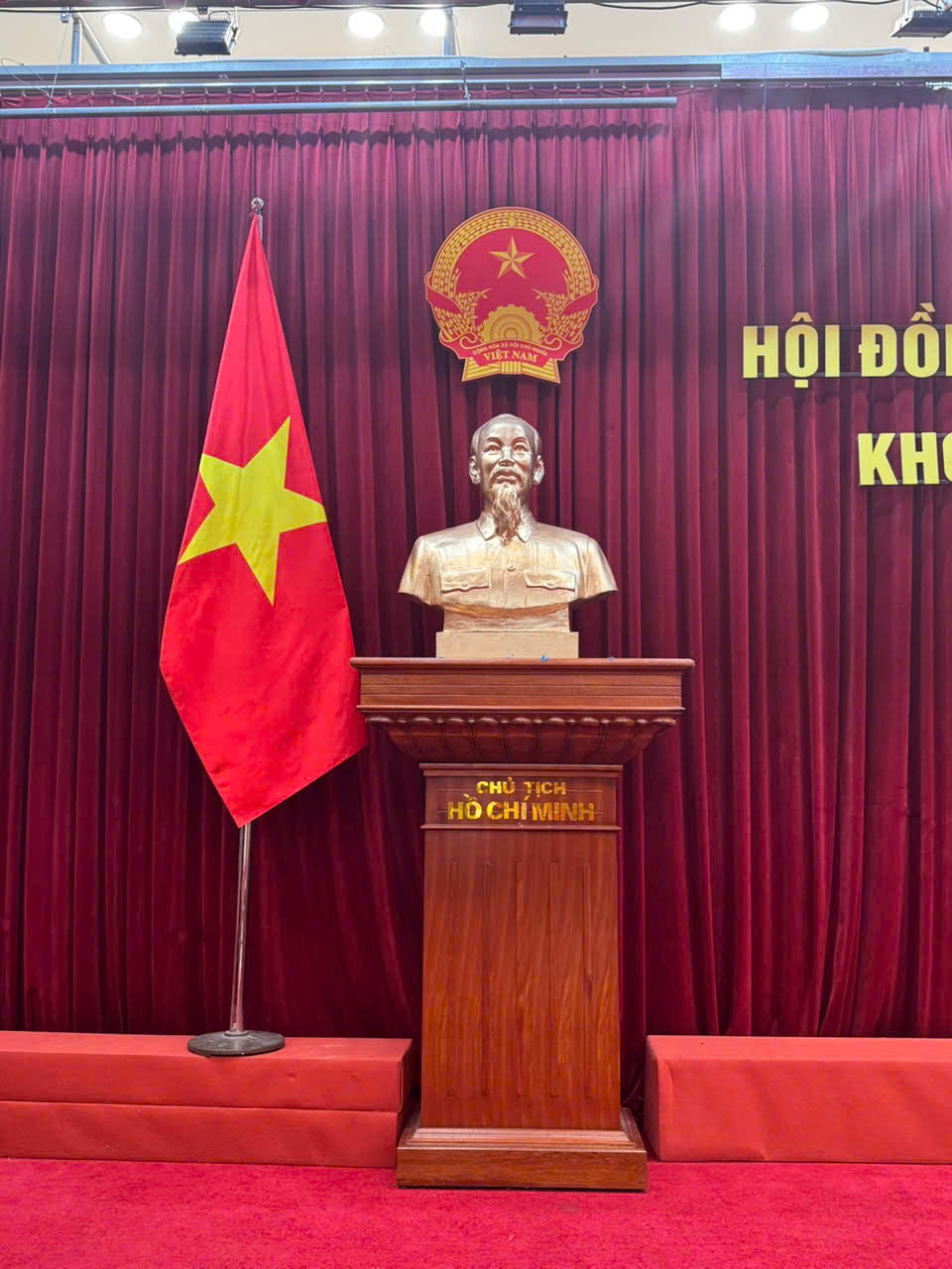 B&agrave;n giao th&agrave;nh c&ocirc;ng tượng đồng B&aacute;c Hồ cao 1m2 tại Quảng Ninh