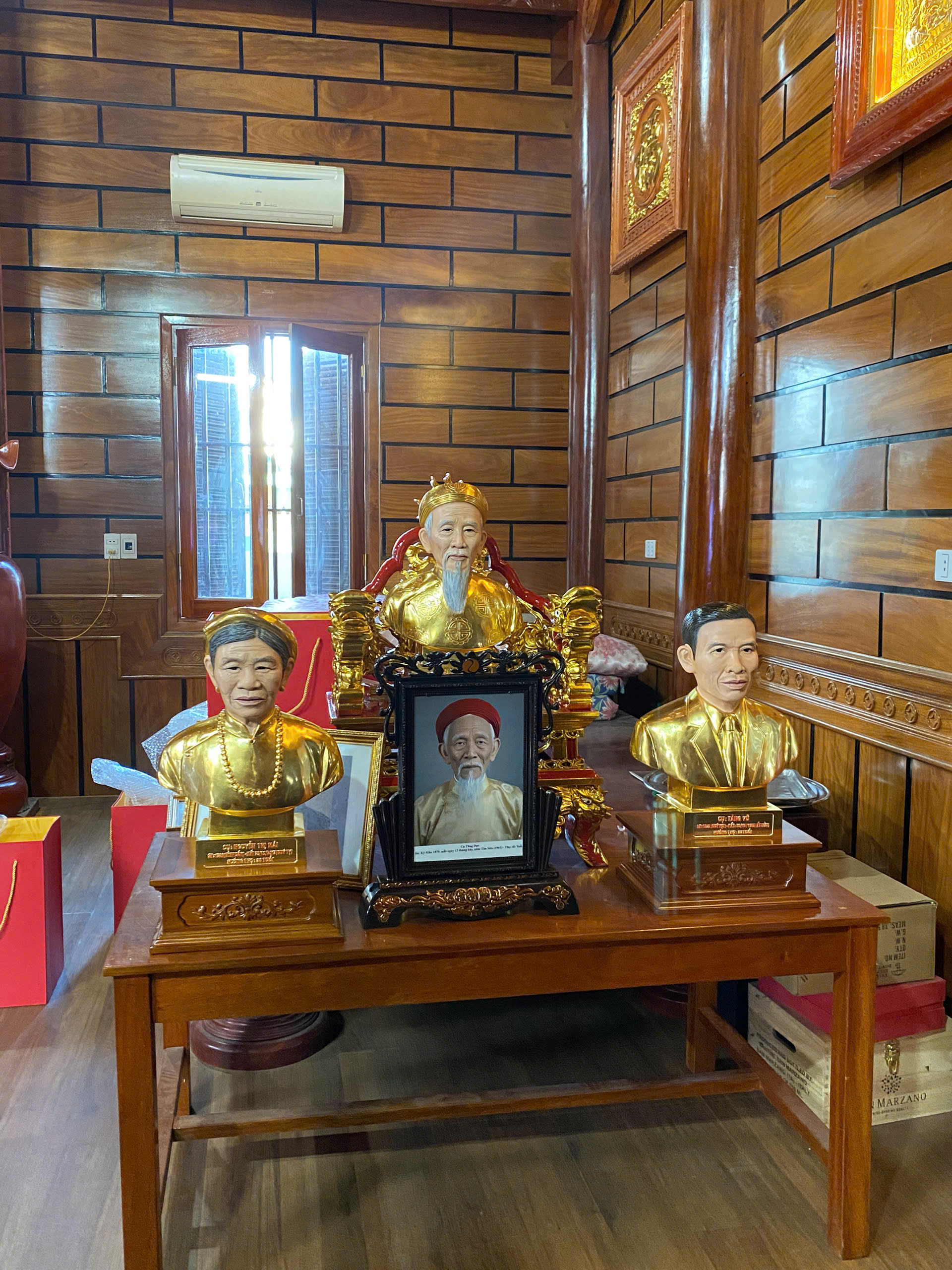 Đồ đồng Dung Quang H&agrave; b&agrave;n giao tượng truyền thần d&aacute;t v&agrave;ng tại Nghệ An