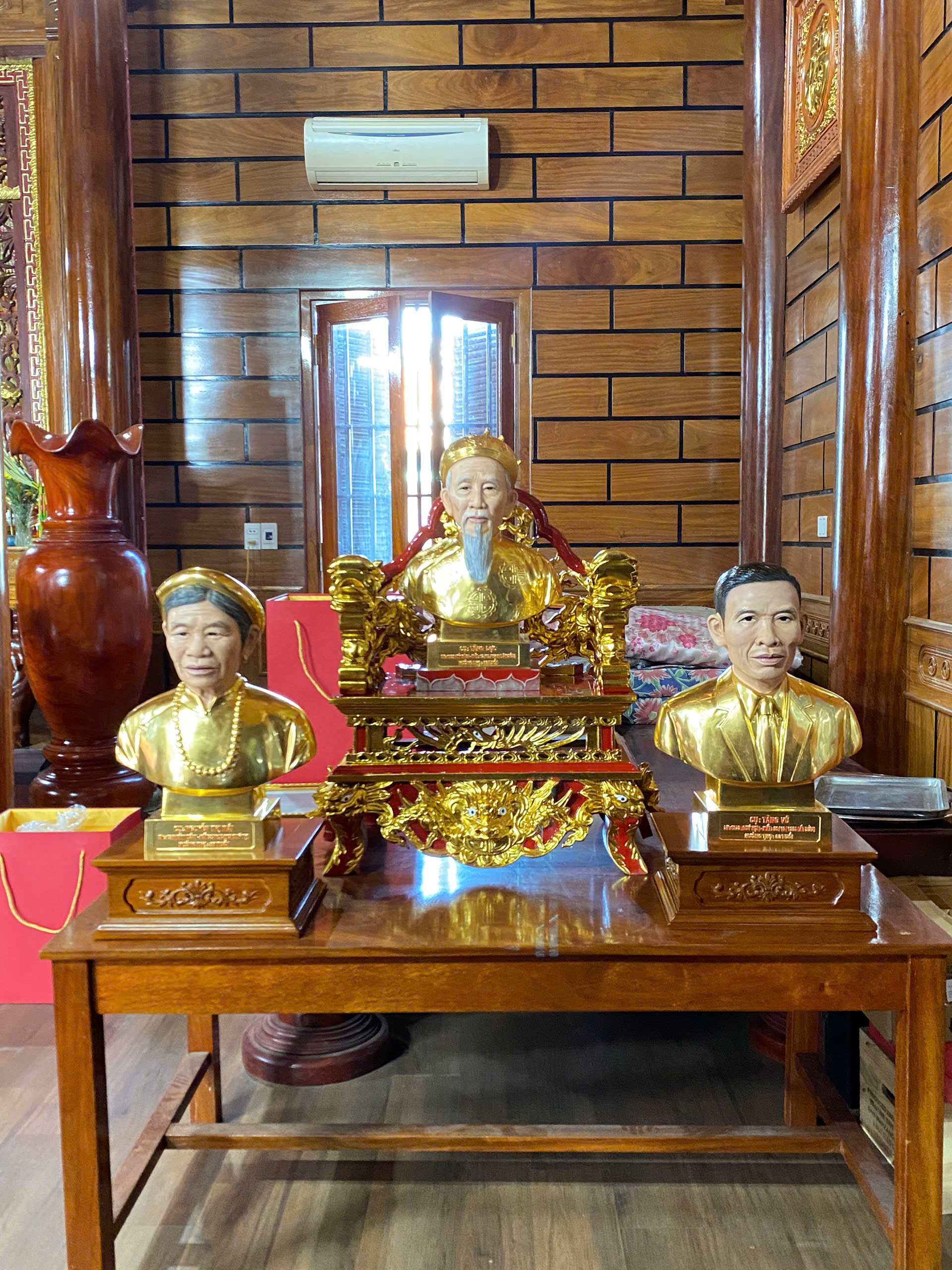 Đồ đồng Dung Quang H&agrave; b&agrave;n giao tượng truyền thần d&aacute;t v&agrave;ng tại Nghệ An