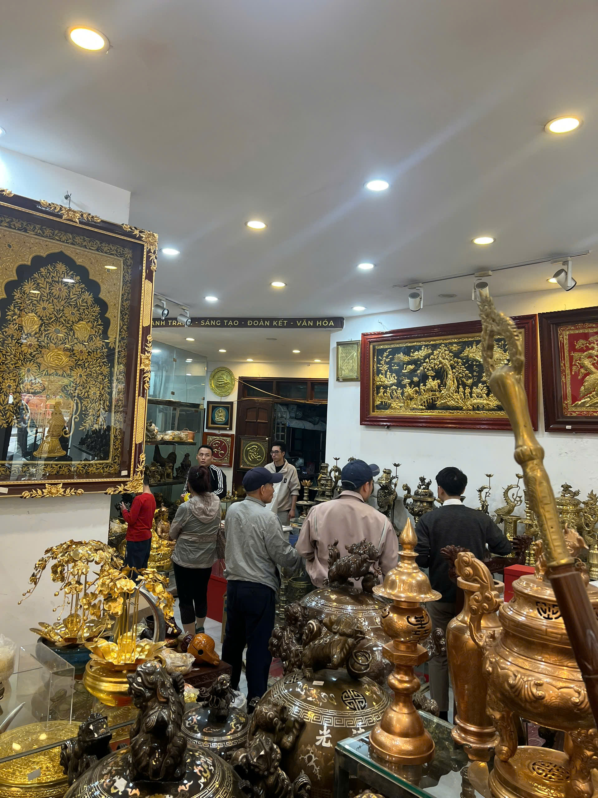 Kh&aacute;ch gh&eacute; cửa h&agrave;ng cuối tuần &ndash; Dung Quang H&agrave; tr&acirc;n trọng từng cuộc gặp gỡ
