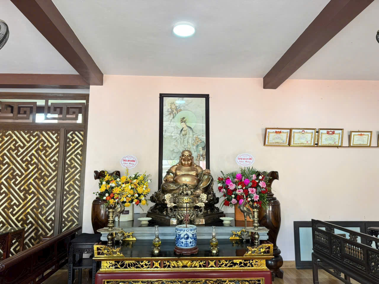 Dung Quang H&agrave; b&agrave;n giao tượng đồng Di Lặc 1m17 tại Việt Tr&igrave;