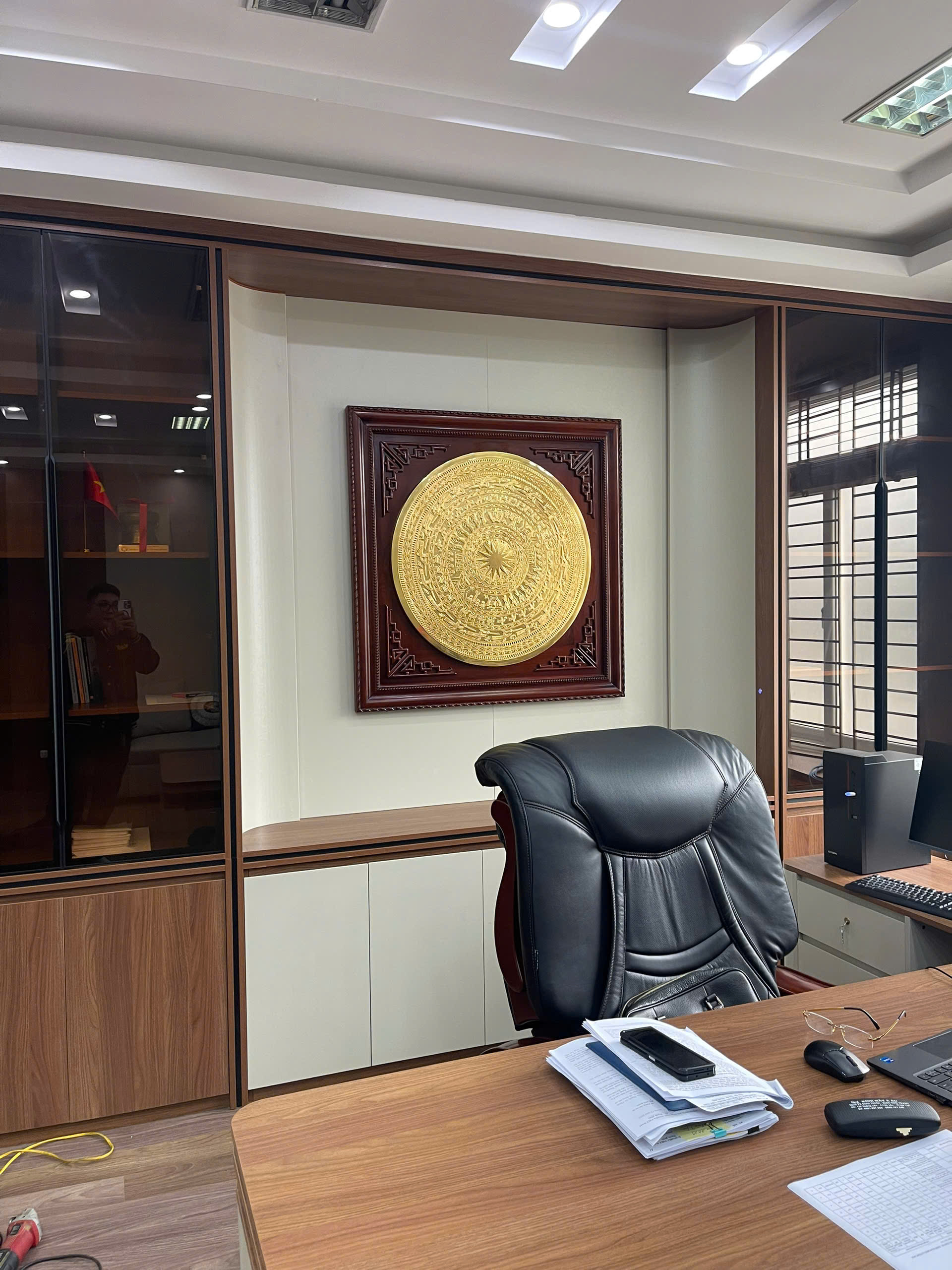 Đồ đồng Dung Quang H&agrave; lắp đặt tranh mặt trống d&aacute;t v&agrave;ng 80cm khung 1m08 tại L&agrave;o Cai